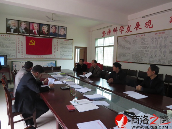 与村干部座谈调研设立便民联系点情况.jpg