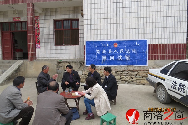 流动法庭深入农家小院办案.jpg